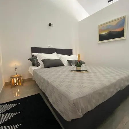 Antack House Rukavac