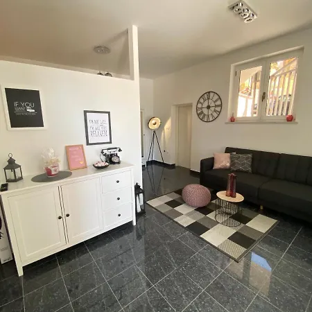 Antack House Rukavac